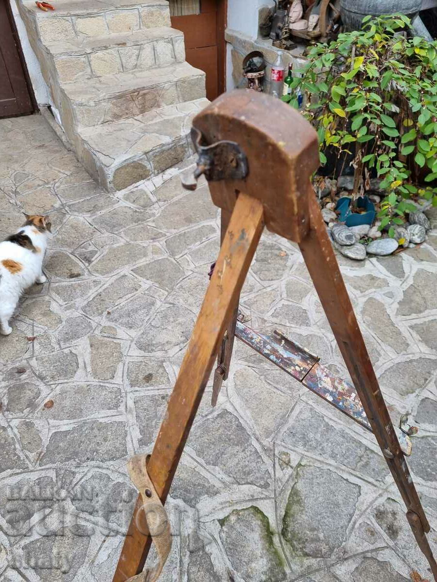 Un trepied. - 5 Un trepied. - 5