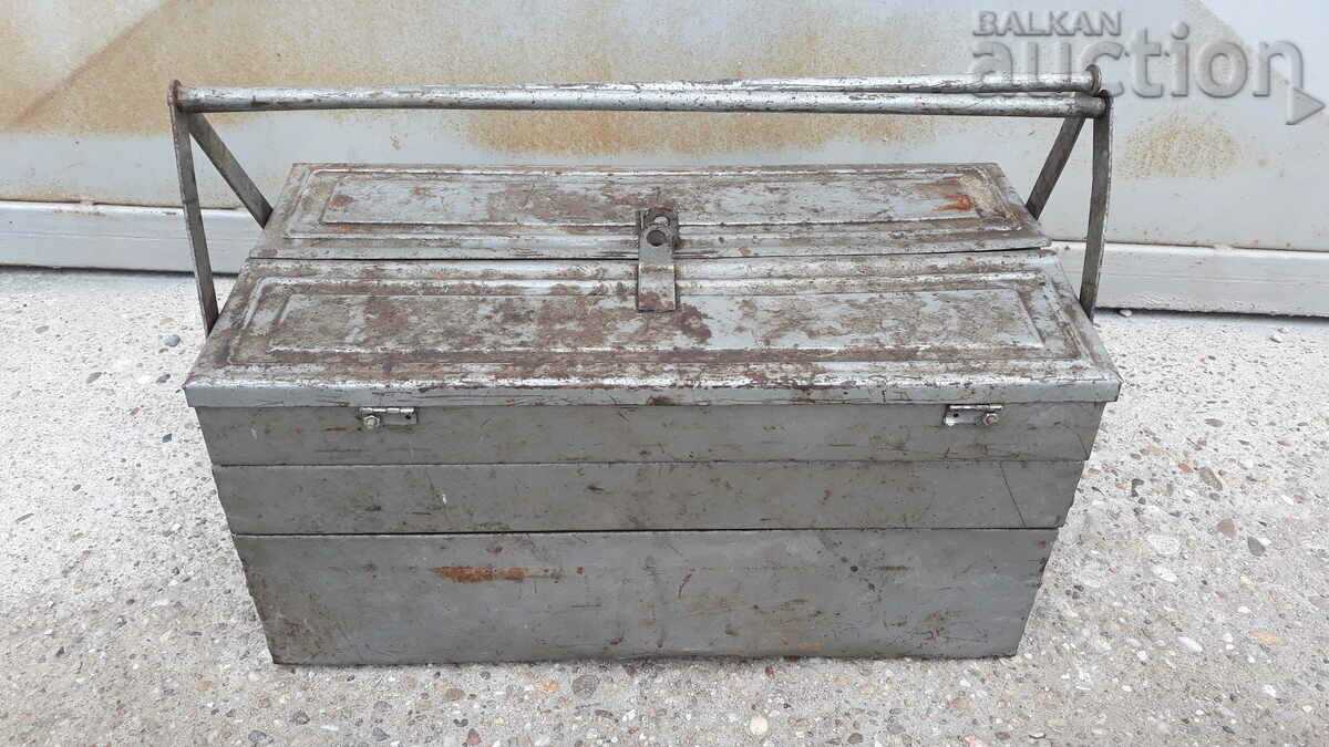 Old metal tool box craftsman's suitcase retro with price 41.00 BGN | € 20.96 Old metal tool box craftsman's suitcase retro with price 41.00 BGN | € 20.96