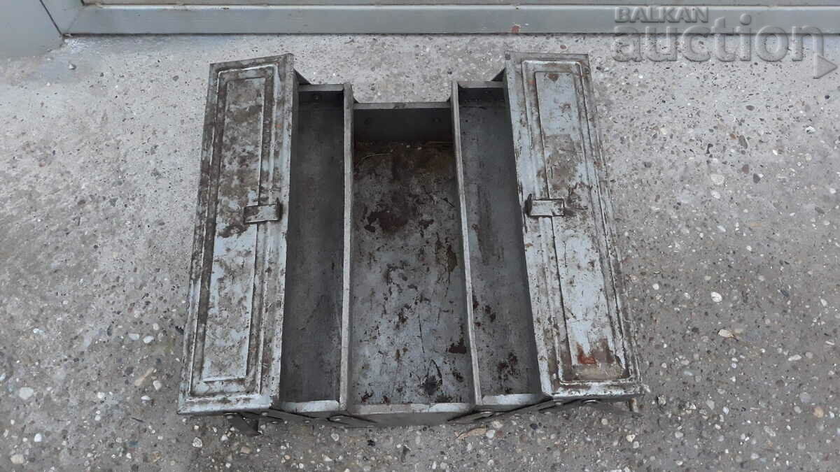 Delivery of Old metal tool box craftsman's suitcase retro Delivery of Old metal tool box craftsman's suitcase retro