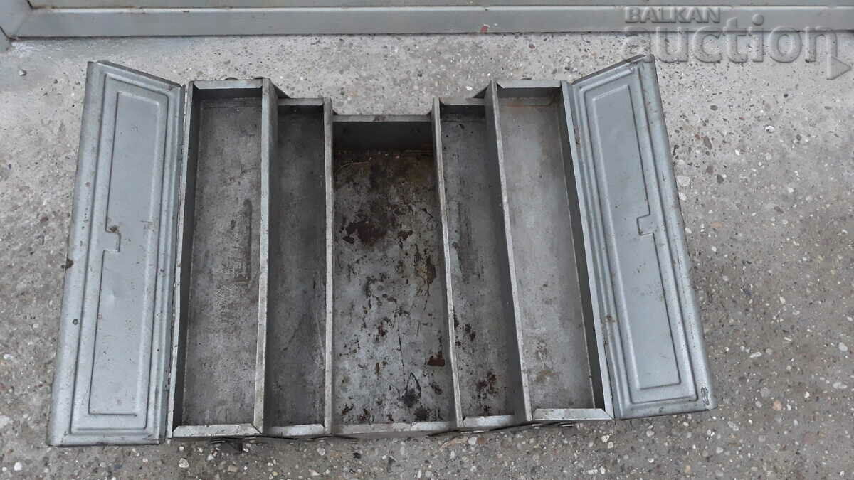 Old metal tool box craftsman's suitcase retro - 5 Old metal tool box craftsman's suitcase retro - 5