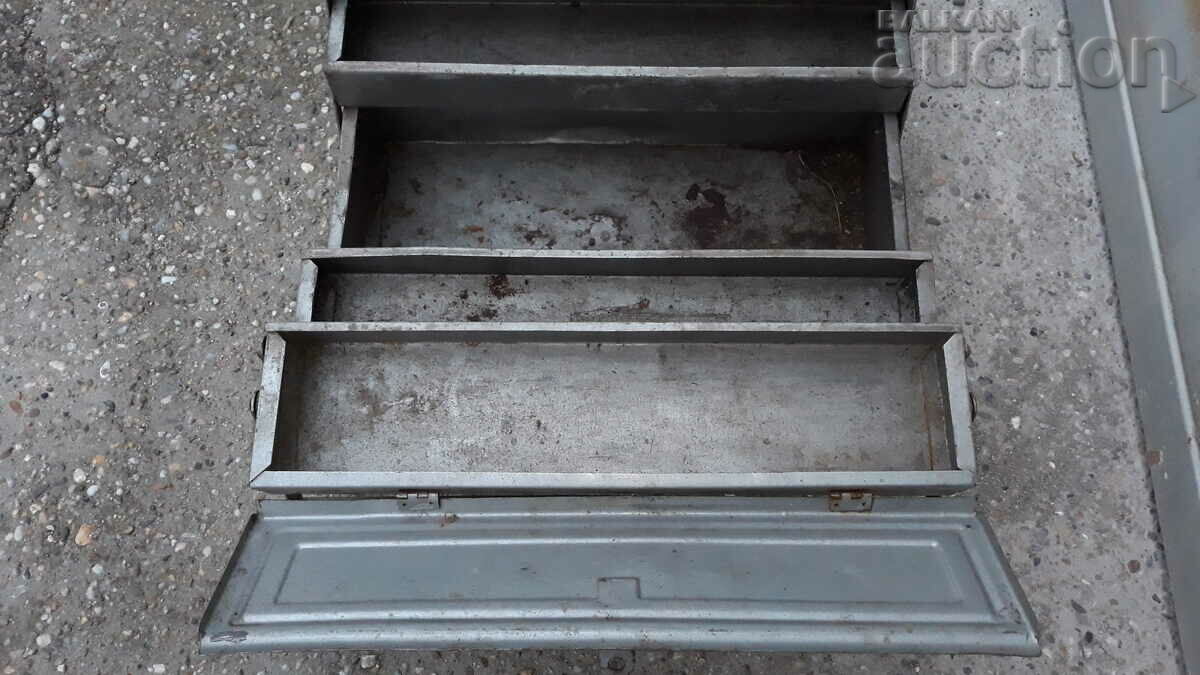 Old metal tool box craftsman's suitcase retro - 7 Old metal tool box craftsman's suitcase retro - 7