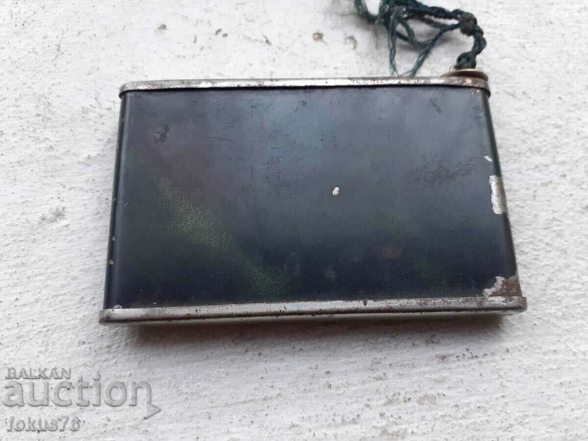 Licitație O cutie de pudră pentru bătrână Licitație O cutie de pudră pentru bătrână