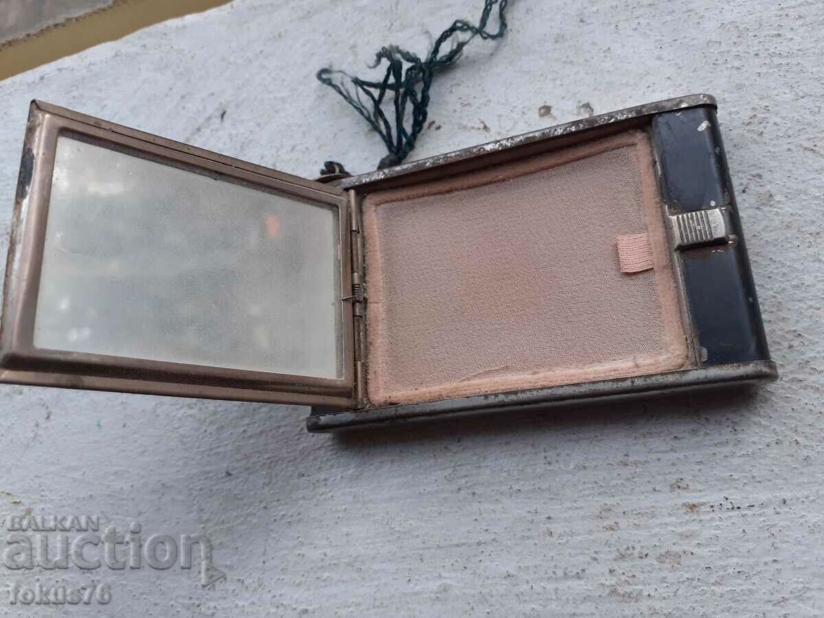 Livrarea O cutie de pudră pentru bătrână Livrarea O cutie de pudră pentru bătrână