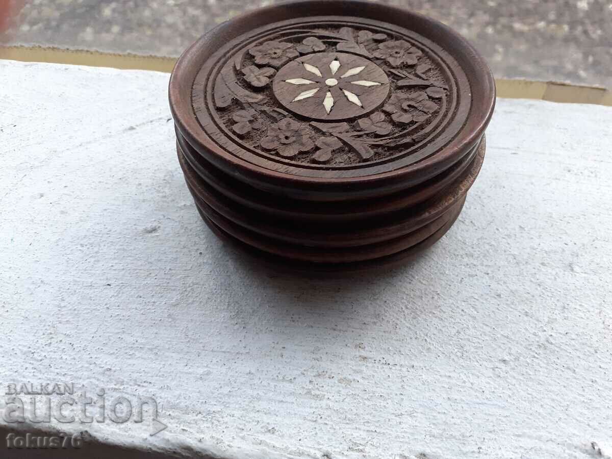 Παράδοση Παλιά ξύλινα σουβέρ σκάλισμα και φίλντισι