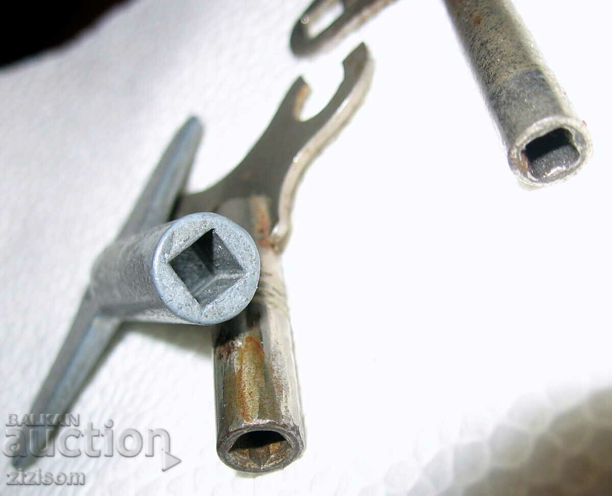 CHEIE CEAS DE PERETE - 2 BUC - 4/4 mm, 2 BUC - 5/5 mm cu preț 60.00 BGN | € 30.68 CHEIE CEAS DE PERETE - 2 BUC - 4/4 mm, 2 BUC - 5/5 mm cu preț 60.00 BGN | € 30.68