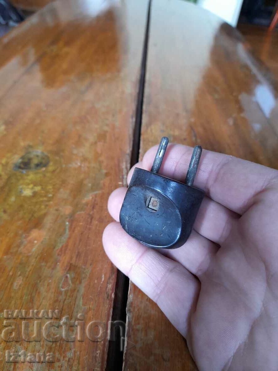 Παλιό ηλεκτρικό βύσμα με τιμή 5.00 BGN | € 2.56