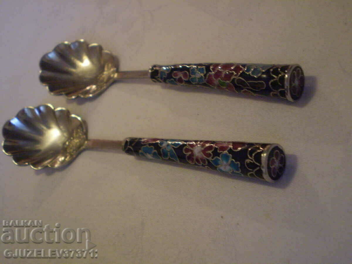 Delivery of Set of 2 spoons in an enamel metal box Delivery of Set of 2 spoons in an enamel metal box