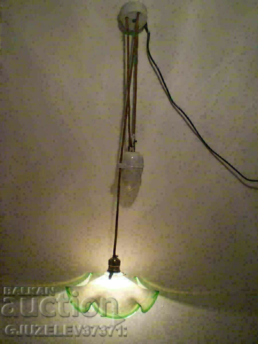 Licitație Candelabru cu ouă din porțelan Art Deco 30 cu sticlă ondulată Licitație Candelabru cu ouă din porțelan Art Deco 30 cu sticlă ondulată