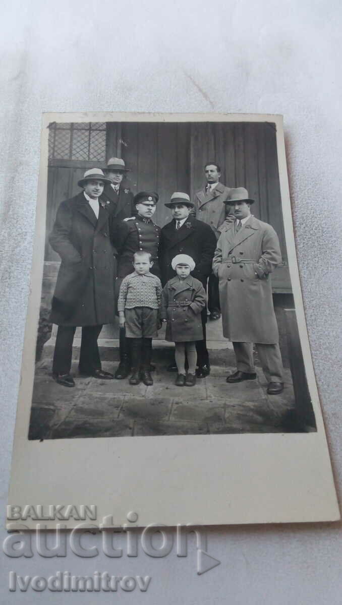 Снимка София Офицер мъже и две дица на тротоара 1934