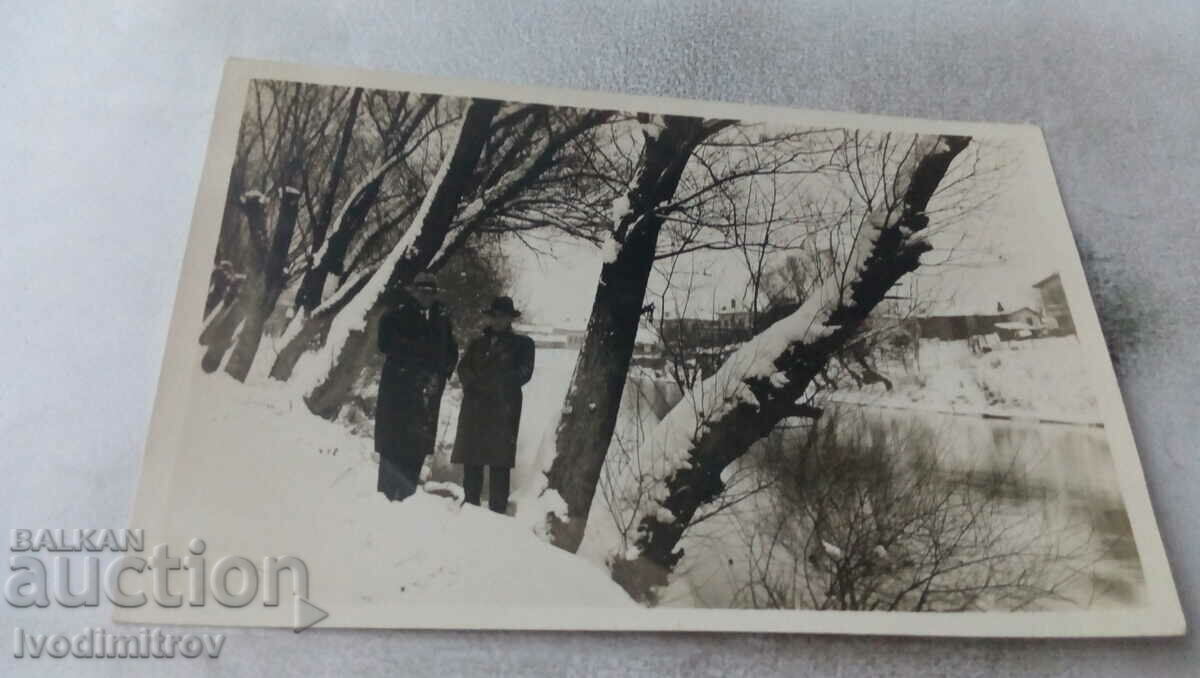 Φωτογραφία Yambol Δύο άνδρες κατά μήκος του ποταμού Tundzha το χειμώνα