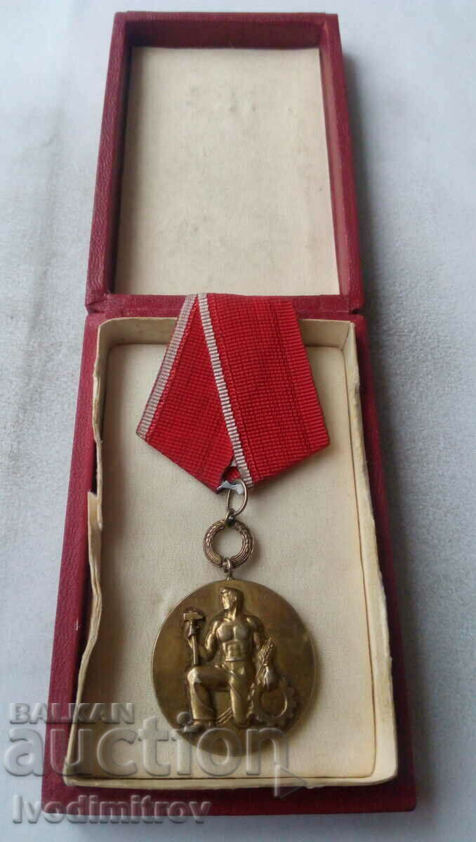 Ordinul Național al Muncii auriu cu o coroană