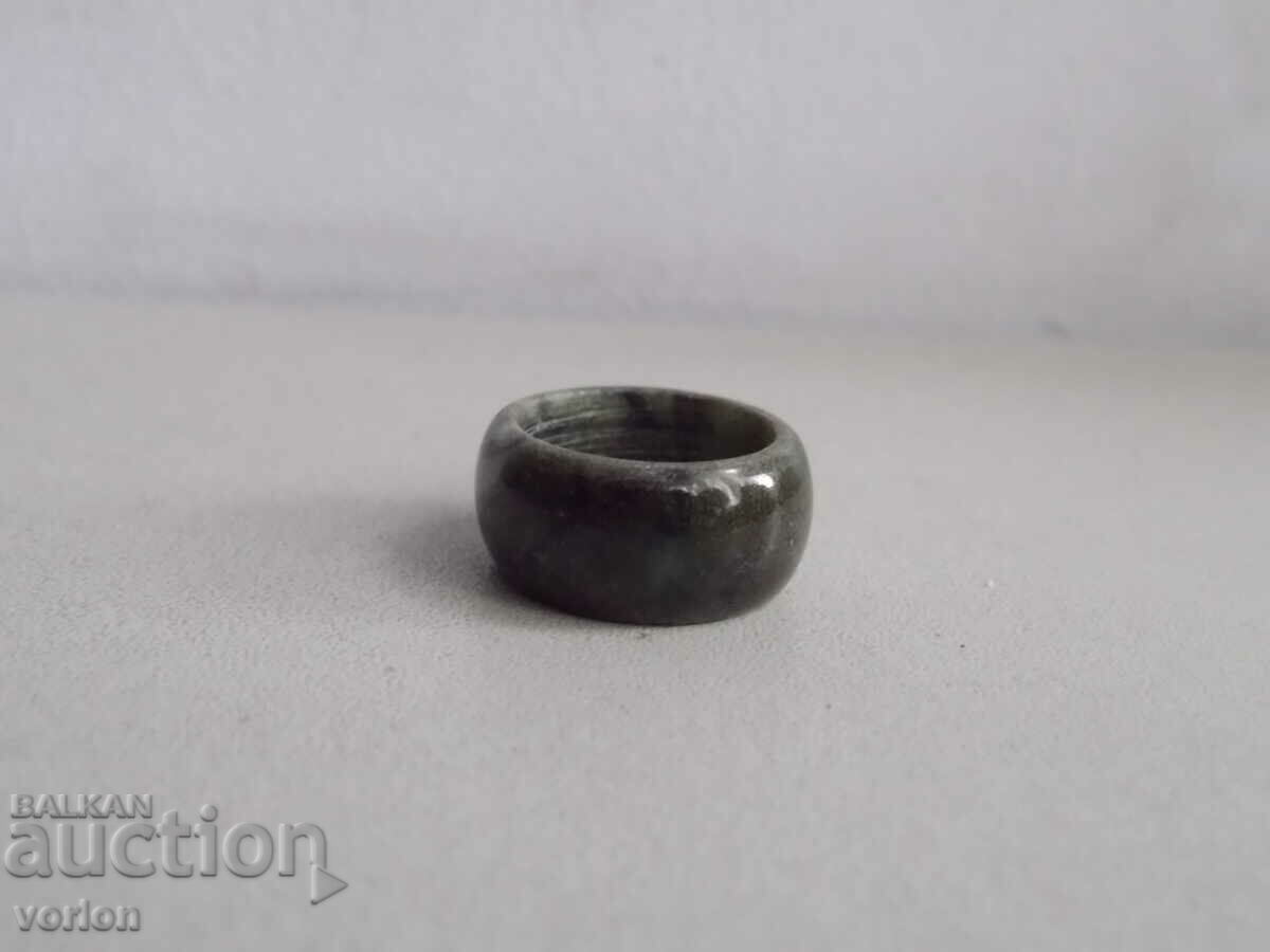 Δαχτυλίδι από πέτρα από στεατίτη.