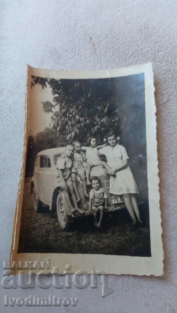 Photo Ruse Πέντε παιδιά μπροστά σε ένα vintage αυτοκίνητο με αριθμό κυκλοφορίας Rs 19_8
