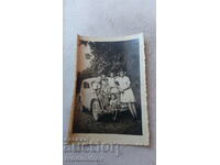 Снимка Русе Пет деца пред ретро автомобил с рег. № Рс 19_8