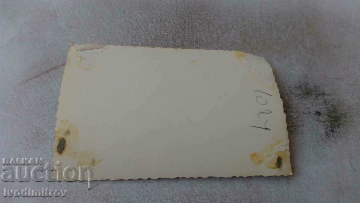 Photo Ruse A large company in front of a vintage car. Reg. No. Rs 19_8 with price 3.45 BGN | € 1.76 Photo Ruse A large company in front of a vintage car. Reg. No. Rs 19_8 with price 3.45 BGN | € 1.76