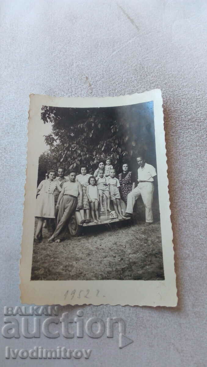 Photo Ruse Μια μεγάλη παρέα μπροστά σε ένα vintage αυτοκίνητο. Reg. No. Rs 19_8