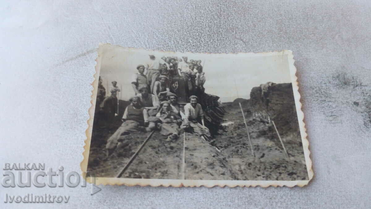 Снимка Млади мъже пред товарна железопътна вагонетка