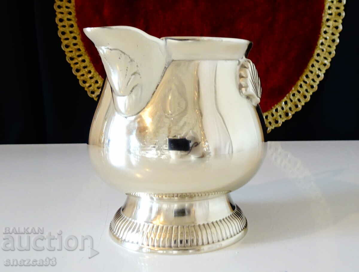 Auction  English bronze jug 290 g