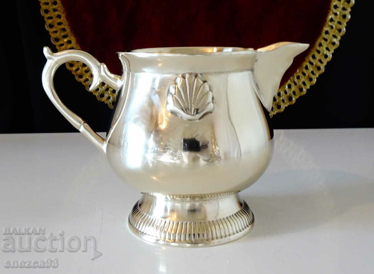 Delivery of English bronze jug 290 g