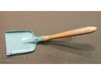 I am selling an old children's spatula