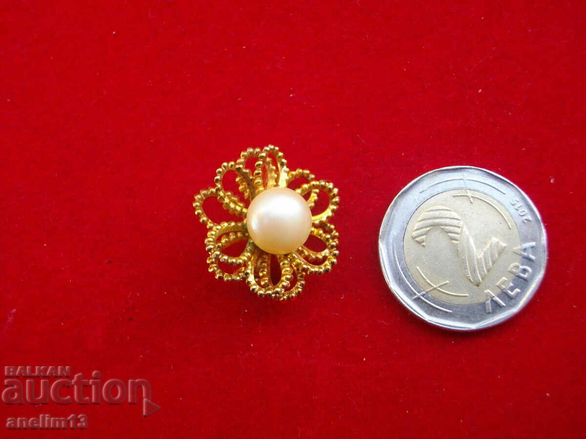 AN OLD GILT BROOCH - 5 AN OLD GILT BROOCH - 5