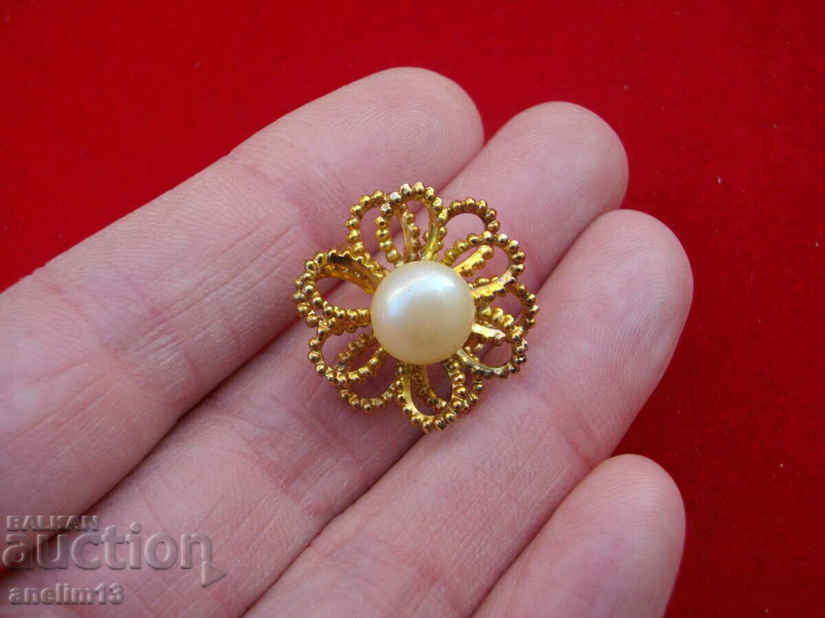 AN OLD GILT BROOCH - 7 AN OLD GILT BROOCH - 7