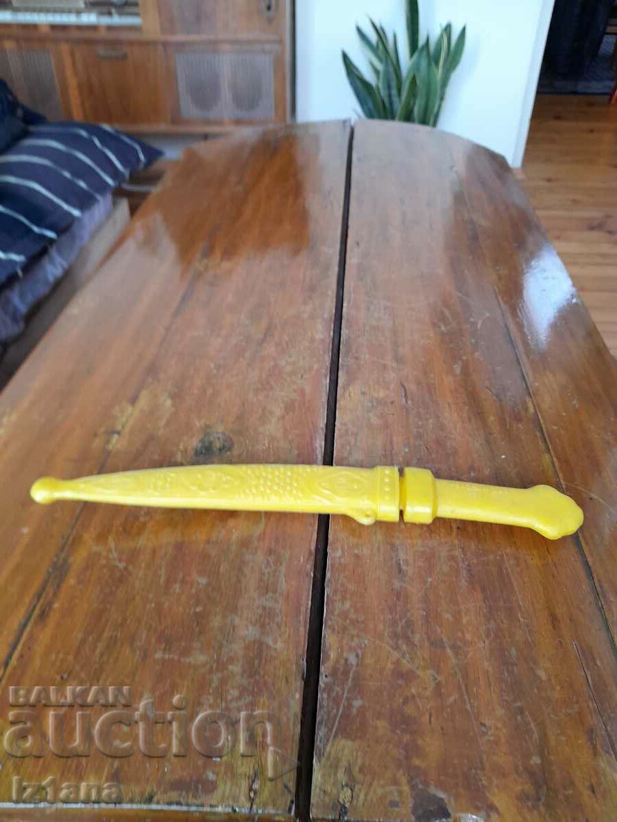 Un cuțit vechi pentru copii