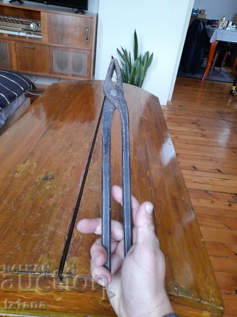 Auction Antique forging pliers Auction Antique forging pliers