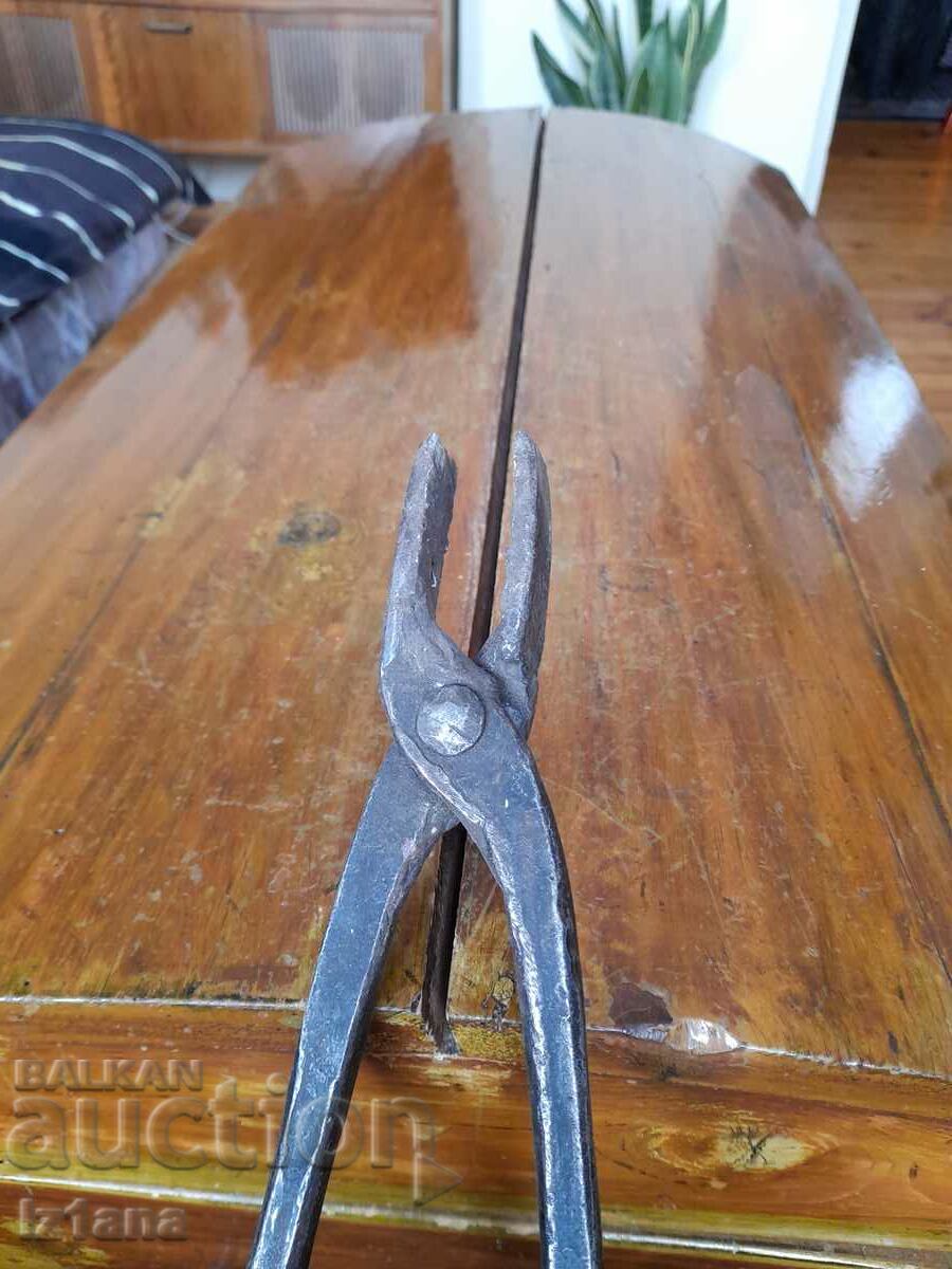 Delivery of Antique forging pliers Delivery of Antique forging pliers