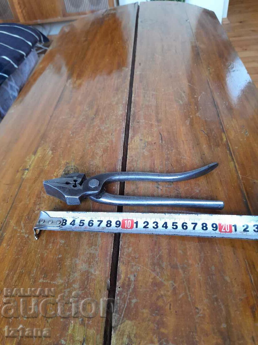 Old pliers with price 50.00 BGN | € 25.56 Old pliers with price 50.00 BGN | € 25.56