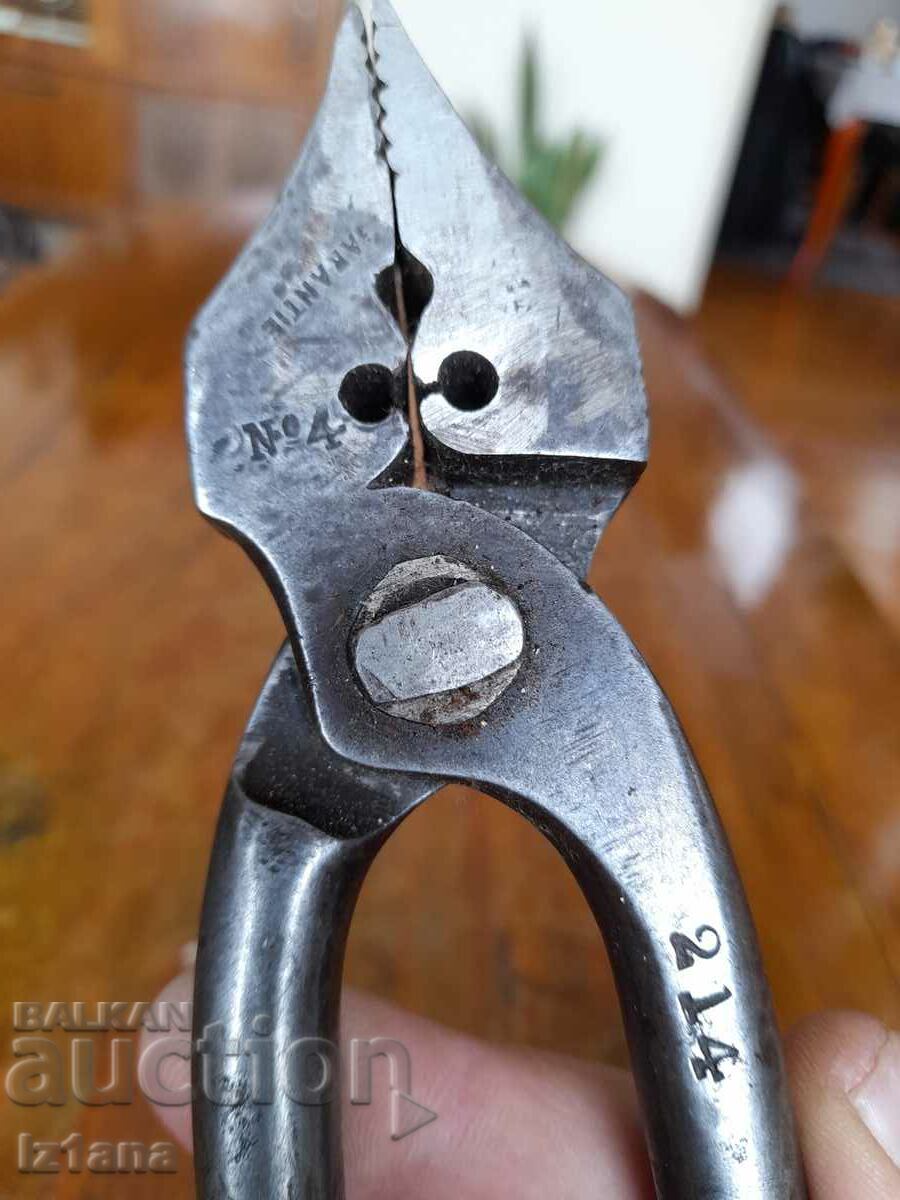 Delivery of Old pliers Delivery of Old pliers