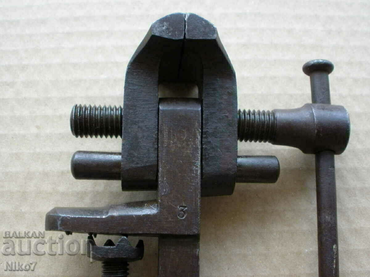 Delivery of Old, marked, small vise. Delivery of Old, marked, small vise.