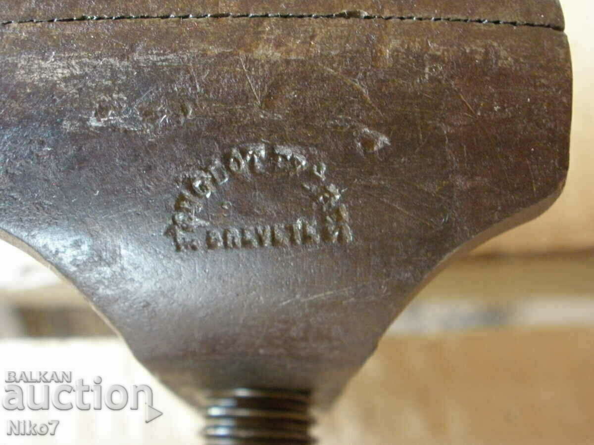 Old, marked, small vise. - 5 Old, marked, small vise. - 5