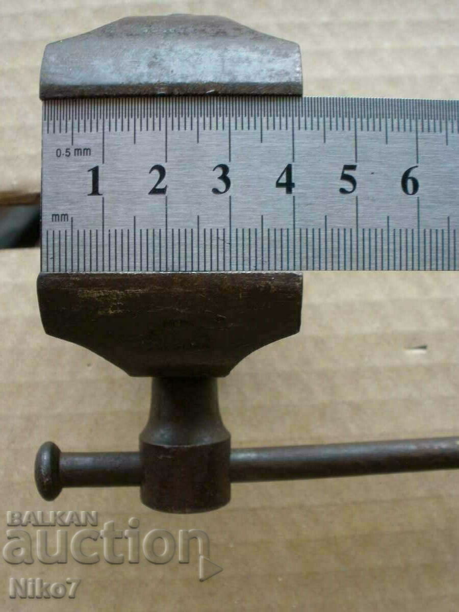 Old, marked, small vise. - 6 Old, marked, small vise. - 6