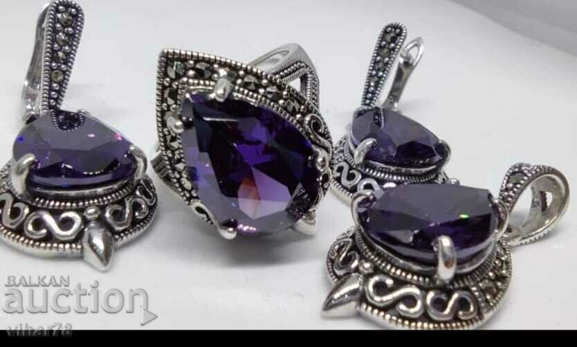 Very beautiful set of earrings, pendant and ring with zircon