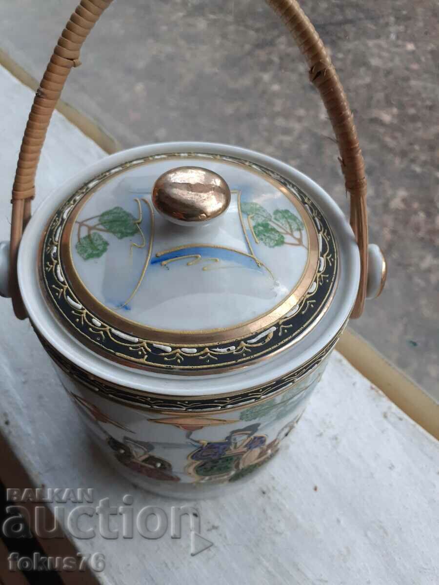 Auction Old Japanese thick gilt porcelain candy jar Auction Old Japanese thick gilt porcelain candy jar