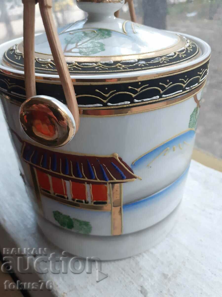 Delivery of Old Japanese thick gilt porcelain candy jar Delivery of Old Japanese thick gilt porcelain candy jar