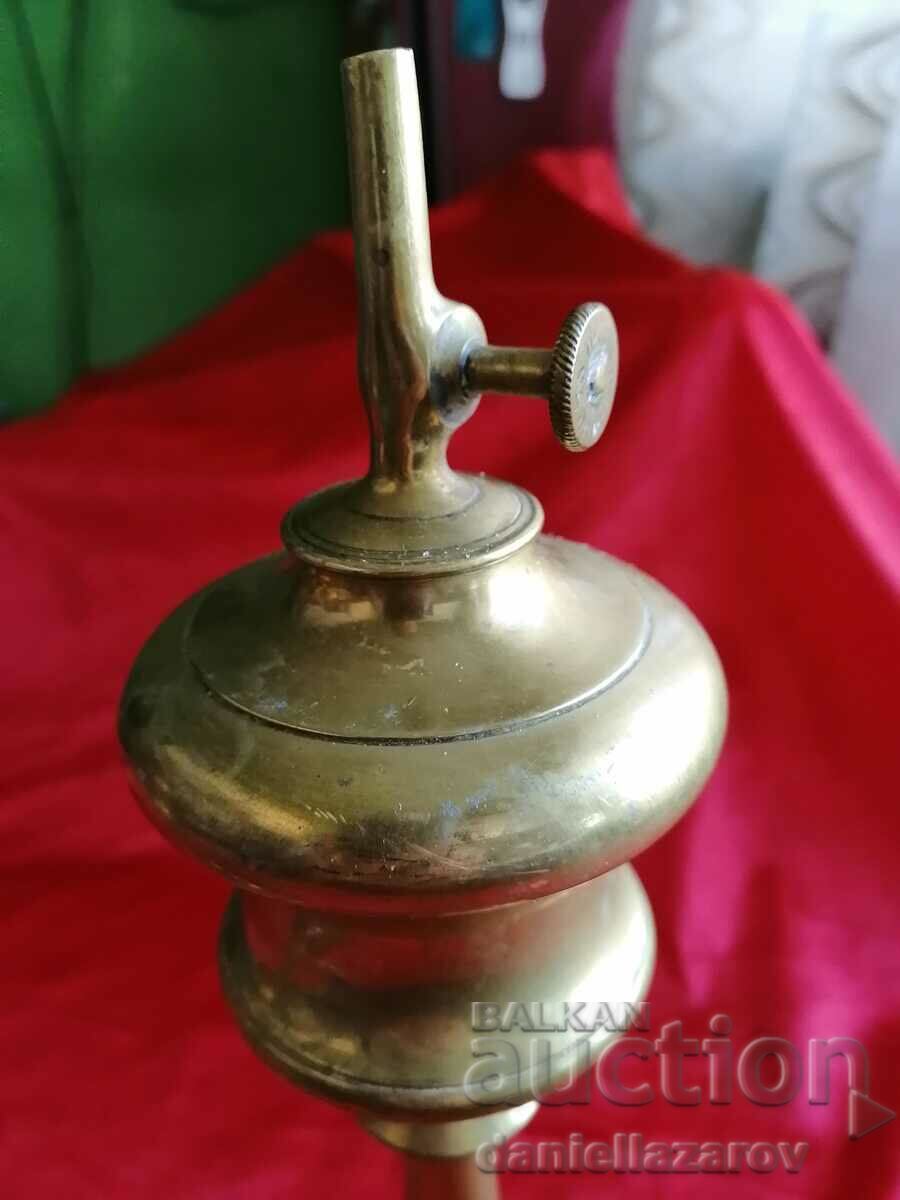 Auction 19th Century GARDON Brevete Pair of French Oil Lamps Bronze Auction 19th Century GARDON Brevete Pair of French Oil Lamps Bronze