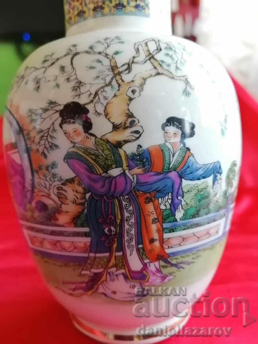 Auction Beautiful Signed CHINESE VASE Auction Beautiful Signed CHINESE VASE