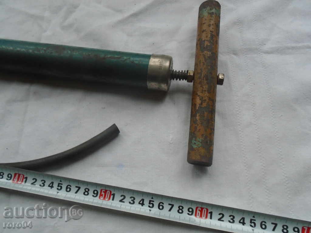 Auction  OLD BULGARIAN AUTOMOBILE / PUMP PUMP