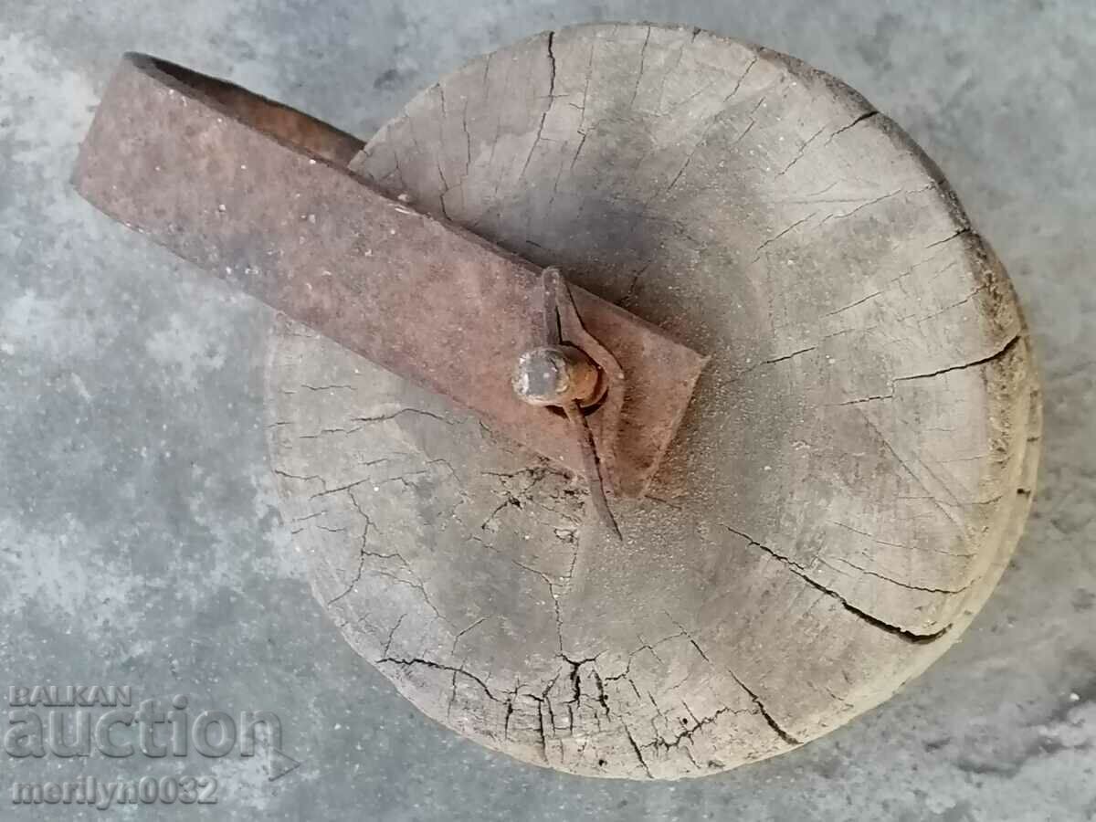 Delivery of Old wooden pulley pulley screech wooden roll Delivery of Old wooden pulley pulley screech wooden roll