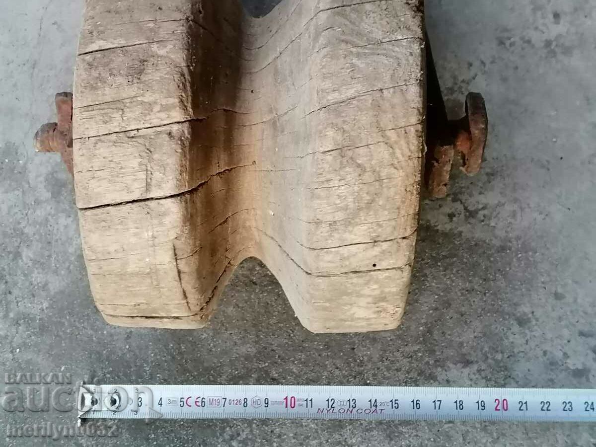 Old wooden pulley pulley screech wooden roll - 6 Old wooden pulley pulley screech wooden roll - 6