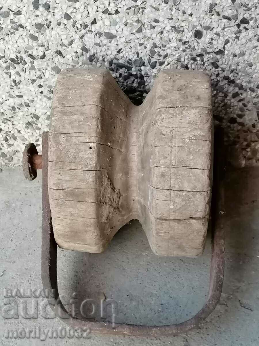 Old wooden pulley pulley screech wooden roll - 7 Old wooden pulley pulley screech wooden roll - 7