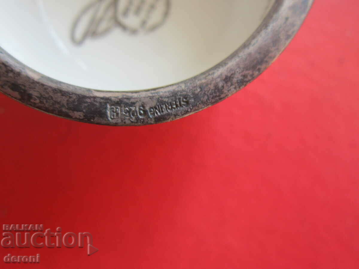 Παράδοση Μοναδικό αγγλικό κύπελλο πορσελάνης με ασημί εξαρτήματα Παράδοση Μοναδικό αγγλικό κύπελλο πορσελάνης με ασημί εξαρτήματα