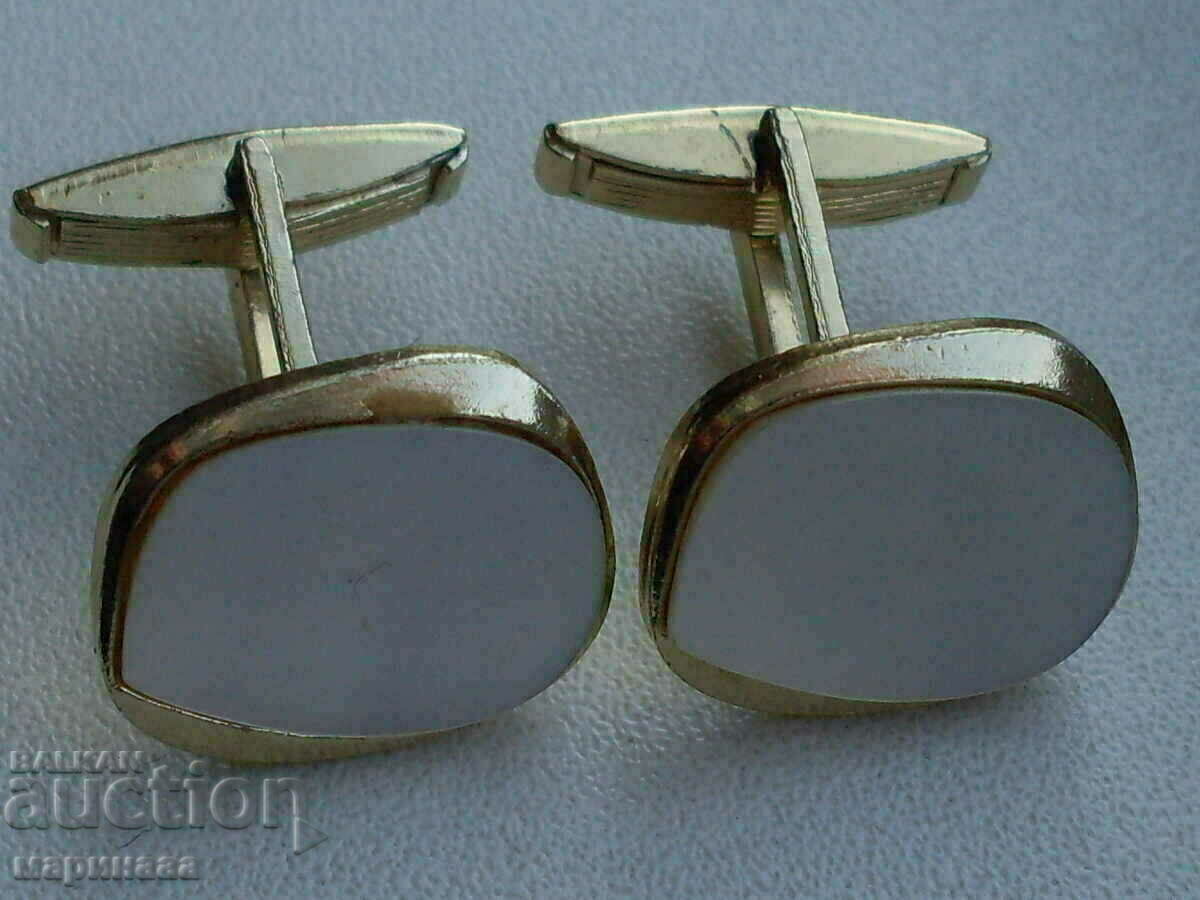 OLD BUTTONS with price 1.50 BGN | € 0.77 OLD BUTTONS with price 1.50 BGN | € 0.77