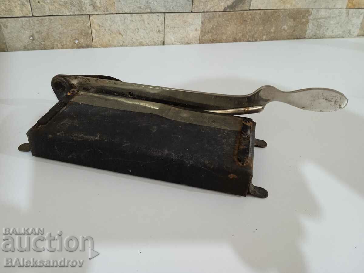 Δημοπρασία Μια παλιά συσκευή για τη διαμόρφωση φωτογραφικών εικόνων Δημοπρασία Μια παλιά συσκευή για τη διαμόρφωση φωτογραφικών εικόνων