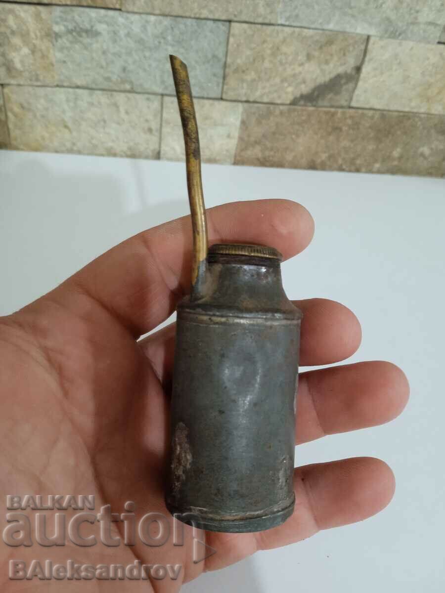 Стара малка метална масльонка
