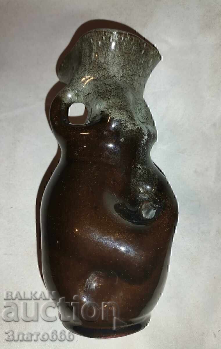 O vaza din ceramica frumoasa O vaza din ceramica frumoasa
