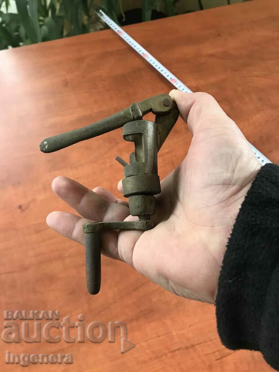 Delivery of MACHINE FOR FILLING HUNTING CARTRIDGES BRONZE CAST 16 CAL. Delivery of MACHINE FOR FILLING HUNTING CARTRIDGES BRONZE CAST 16 CAL.