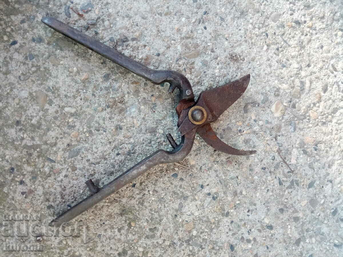 Стара лозарска ножица с цена 9.99 лв. | € 5.11 Стара лозарска ножица с цена 9.99 лв. | € 5.11